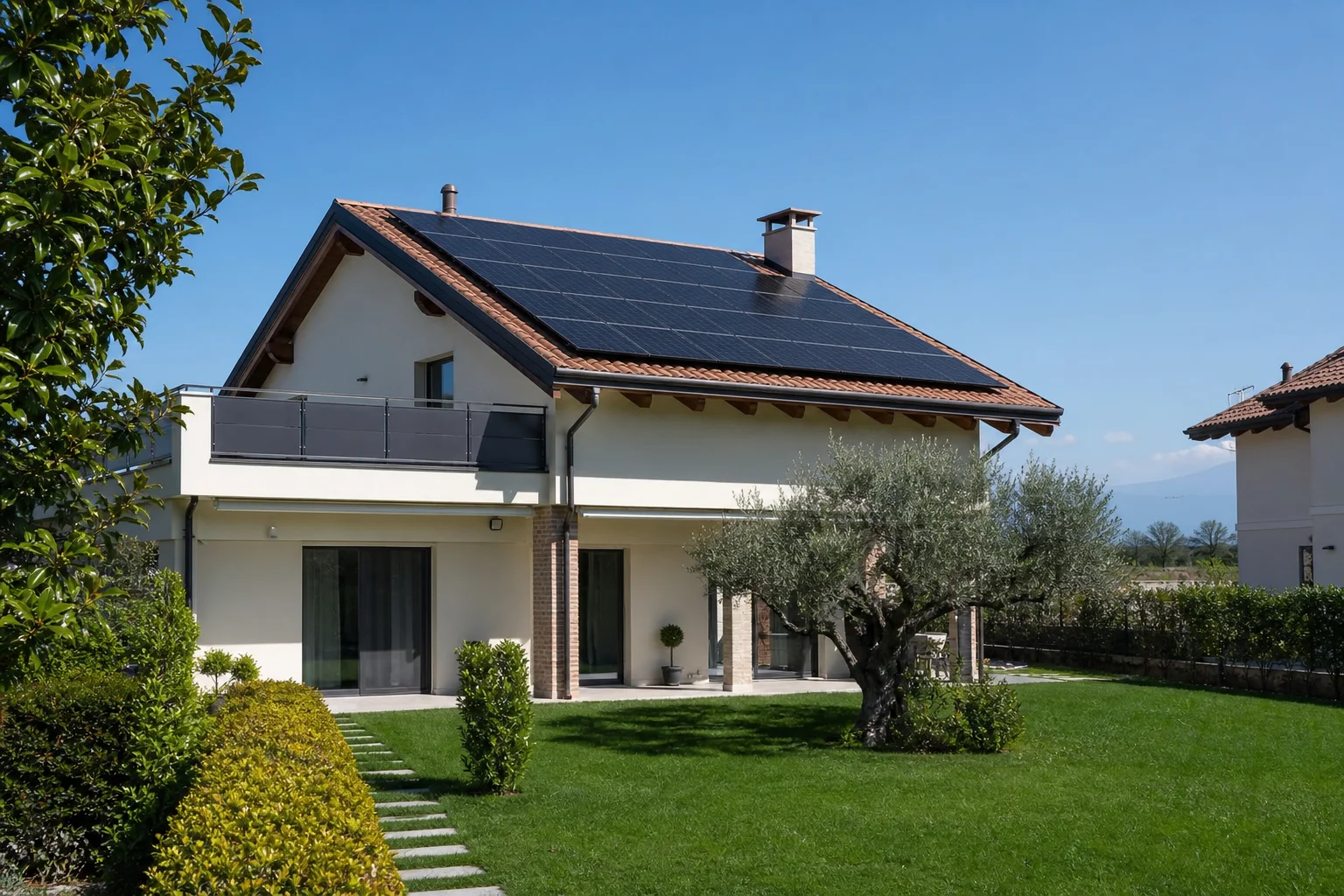 Impianto fotovoltaico installato sul tetto di una casa
